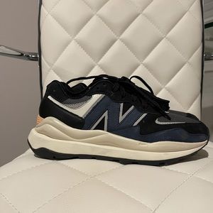 New Balance • Size 6!